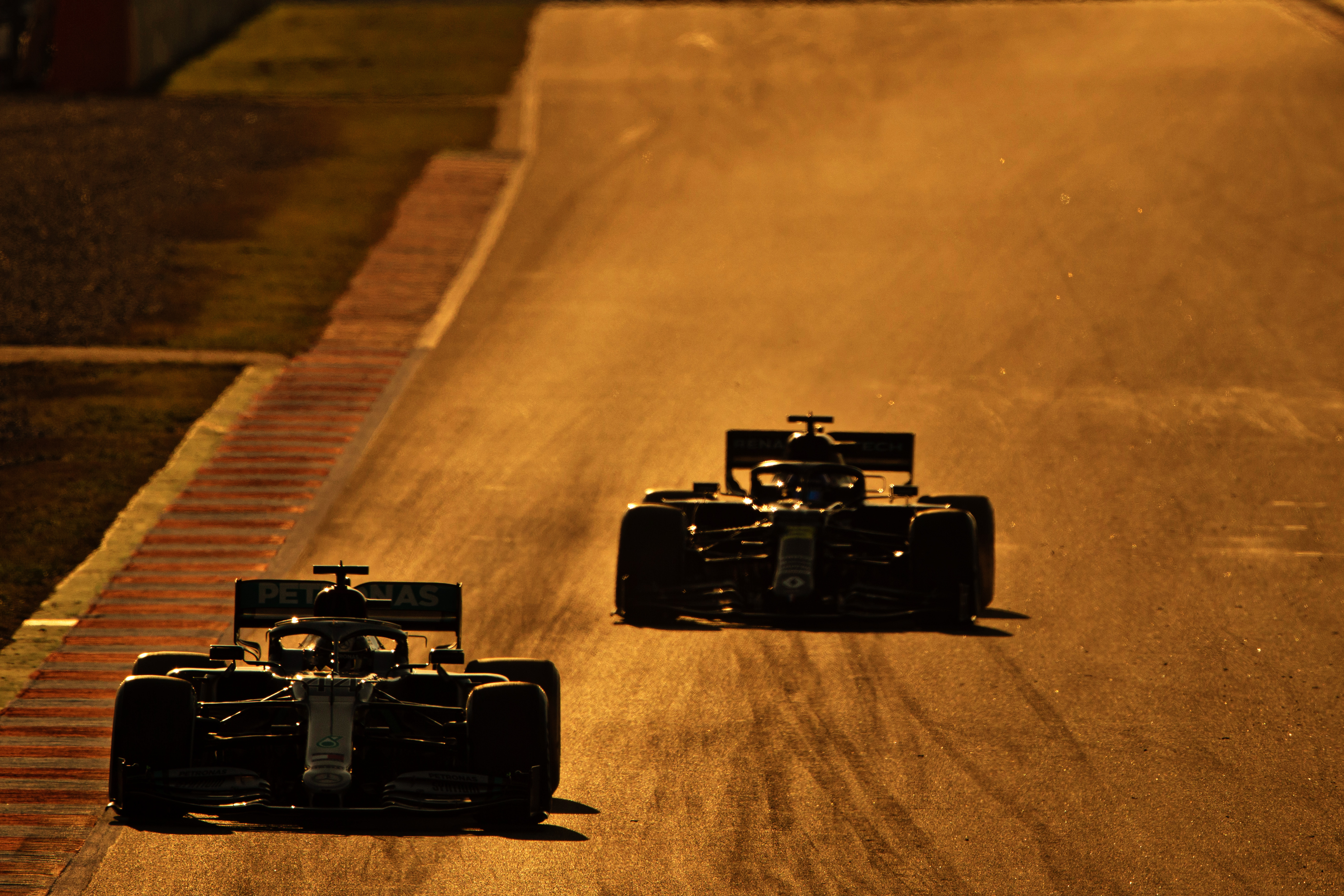 Mercedes Renault F1 testing 2020 Barcelona sunset